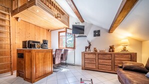 Interior de madera con cocina, comedor y zona de estar.