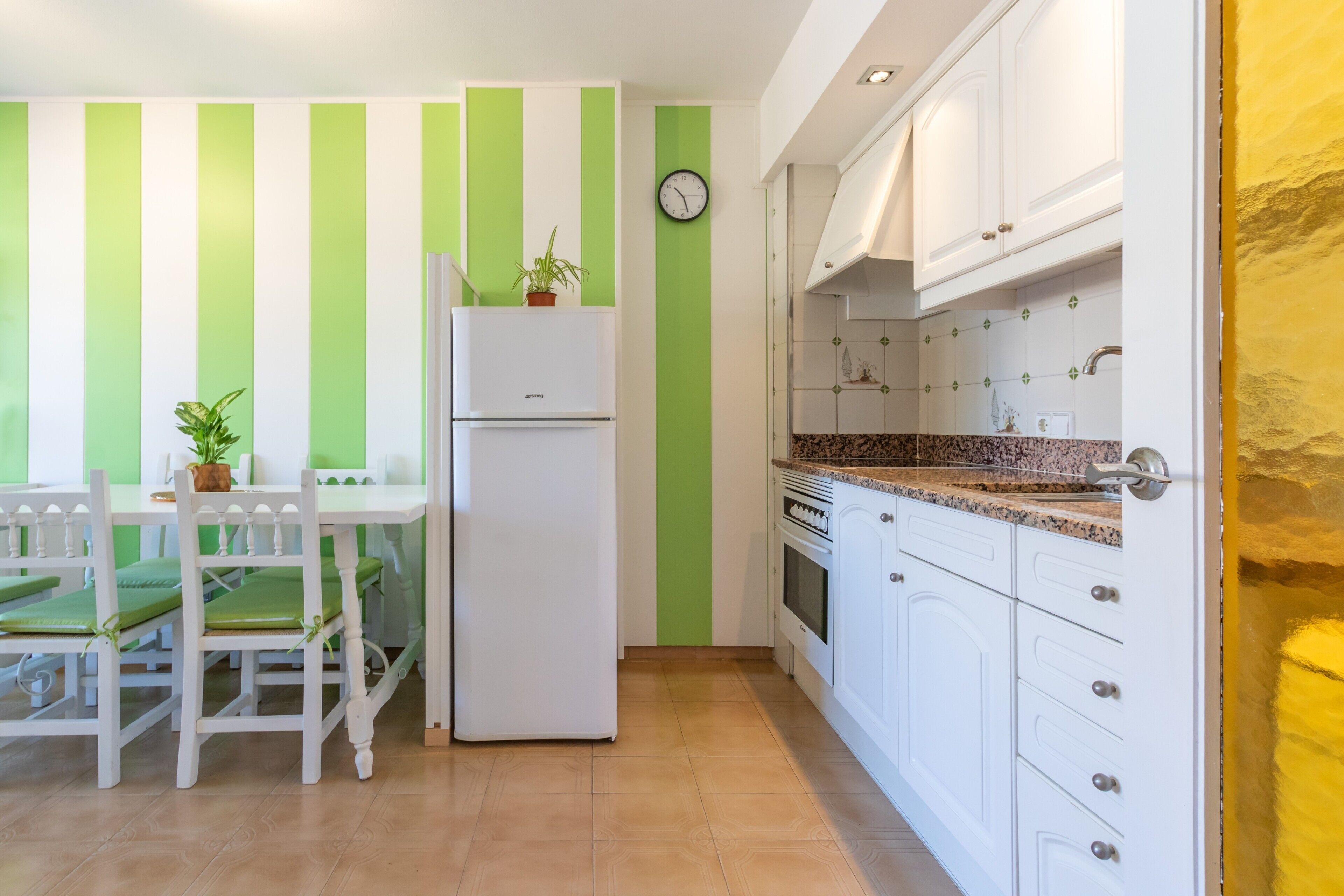 Frigorífico, microondas, horno y placa de cocina