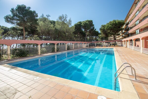 Pool - Apartment 'Salines' with Shared Pool, Balcony and Air Conditioning (Estartit)