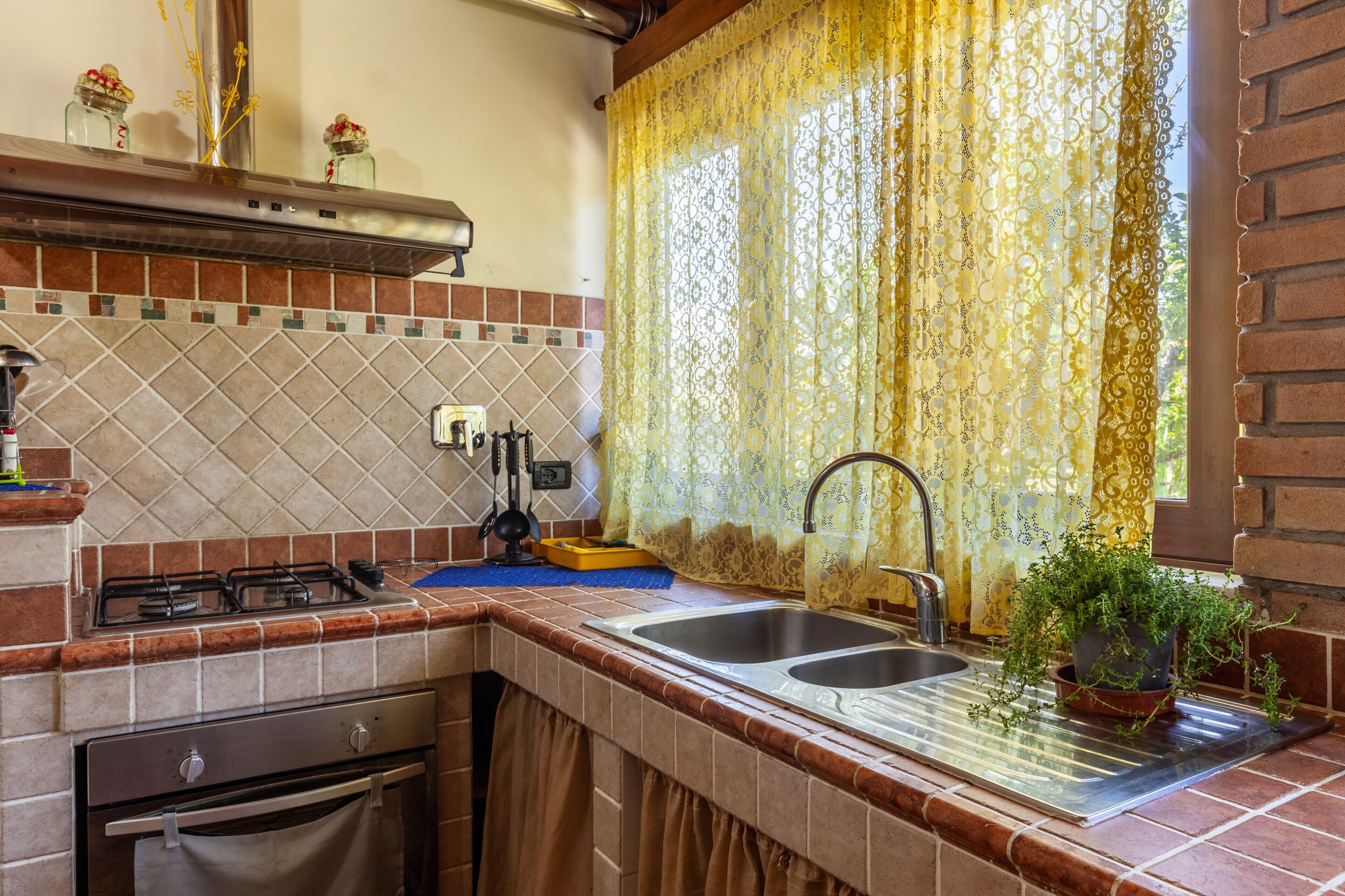 Frigorifero, forno, piano cottura, pentole/stoviglie/utensili