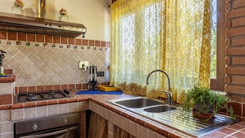 Kühlschrank, Ofen, Herdplatte, Kochgeschirr/Geschirr/Besteck