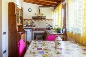 Køleskab, ovn, kogeplade, køkkentøj/tallerkener/redskaber