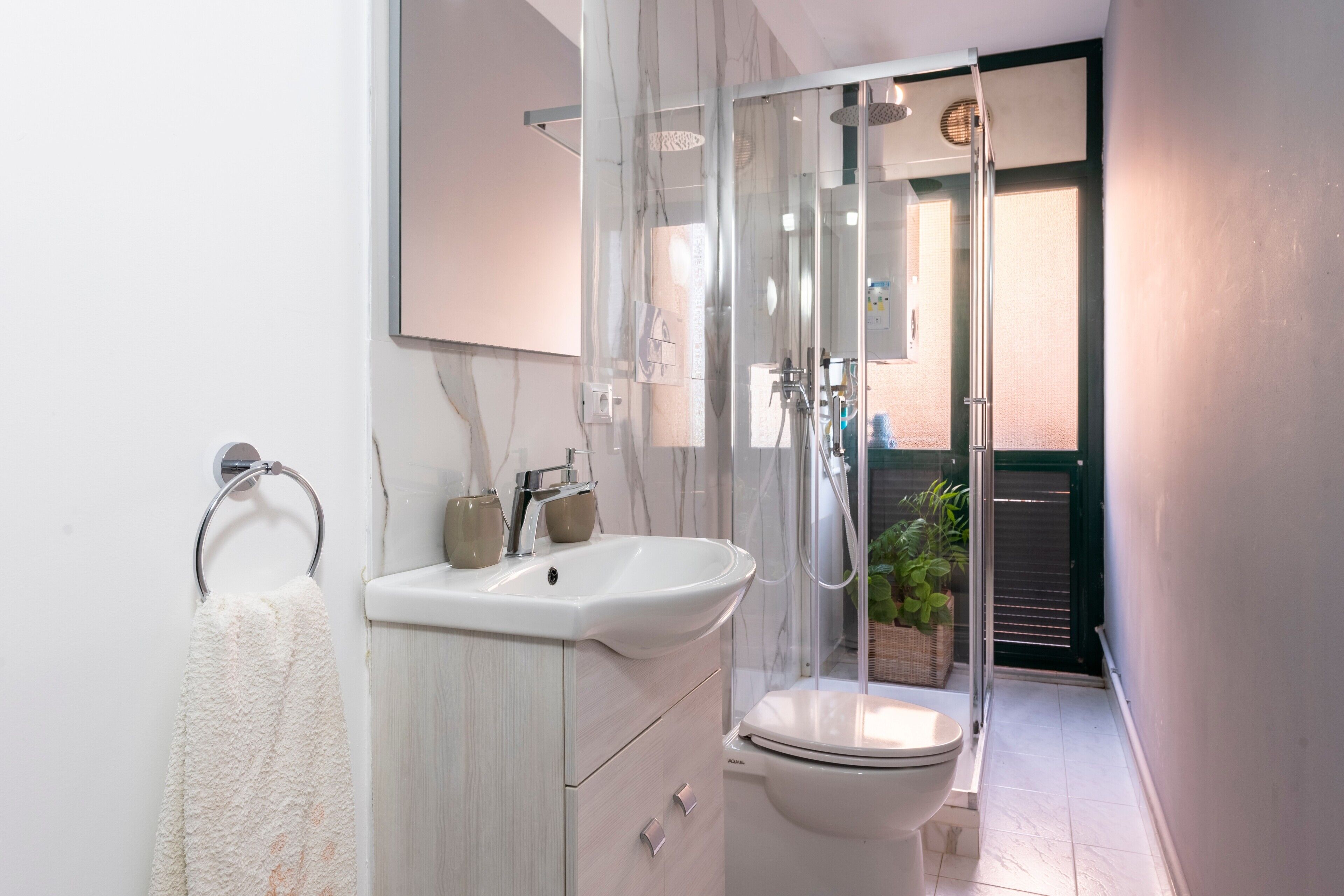 Een douche, een haardroger, handdoeken