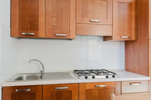 Fridge, stovetop, coffee/tea maker, electric kettle