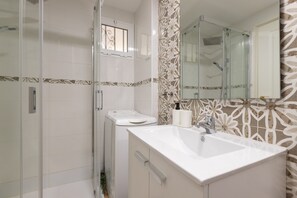 Dusche, Haartrockner, Handtücher