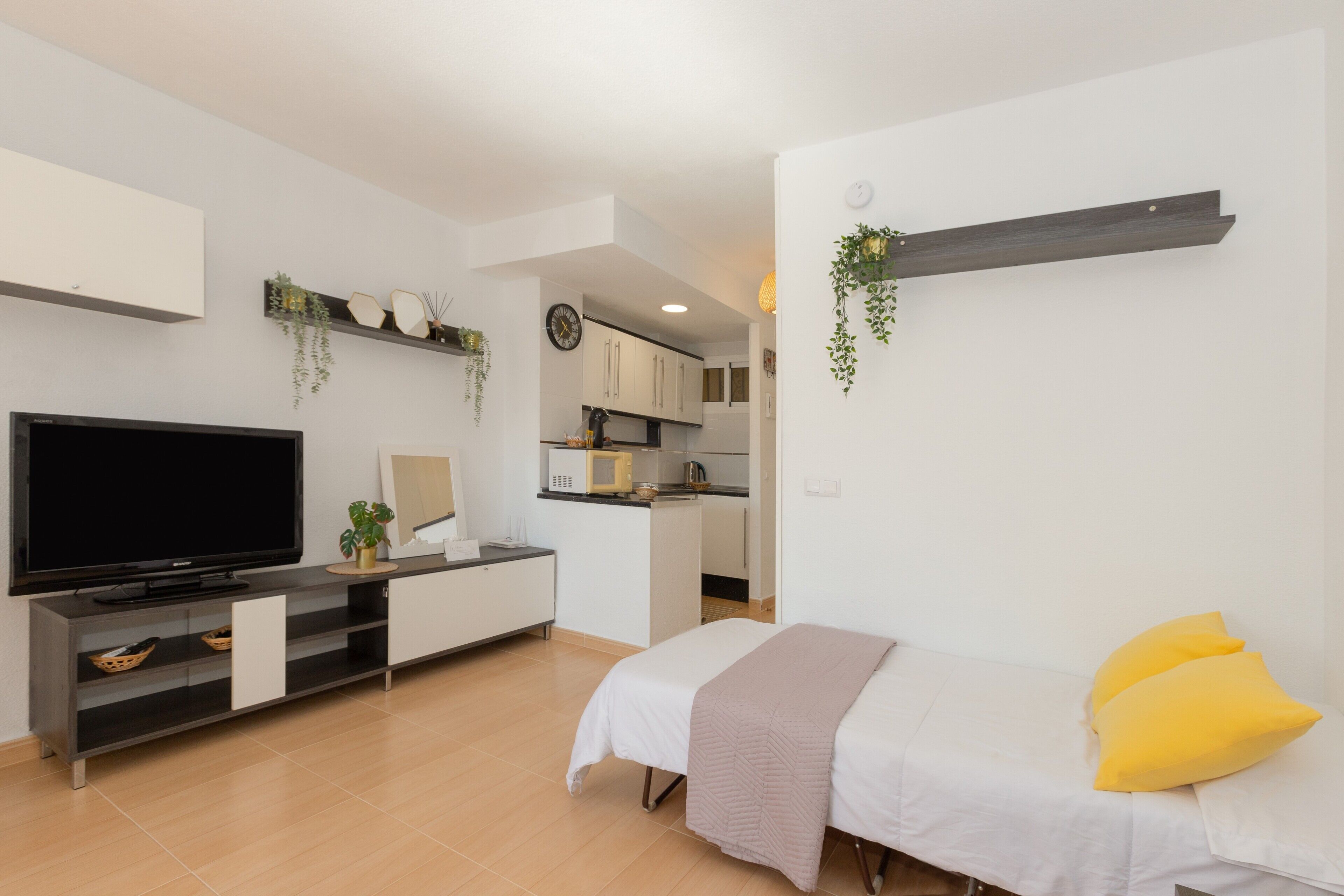 Iron/ironing board, free WiFi, bed sheets