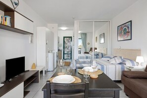 1 bedroom, iron/ironing board, free WiFi, bed sheets - Vacation Apartment 'Al Sole Studios Playa Roca' with Sea View, Shared Pool and Wi-Fi (Costa Teguise)