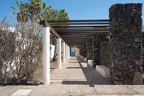 Property grounds - Vacation Apartment 'Al Sole Studios Playa Roca' with Sea View, Shared Pool and Wi-Fi (Costa Teguise)