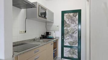 Jääkaappi, mikroaaltouuni, liesi, kahvin-/teenkeitin