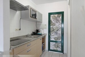 Kühlschrank, Mikrowelle, Herdplatte, Wasserkocher mit Kaffee-/Teezubehör