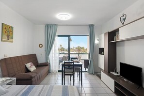 TV - Vacation Apartment 'Al Sole Studios Playa Roca' with Sea View, Shared Pool and Wi-Fi (Costa Teguise)