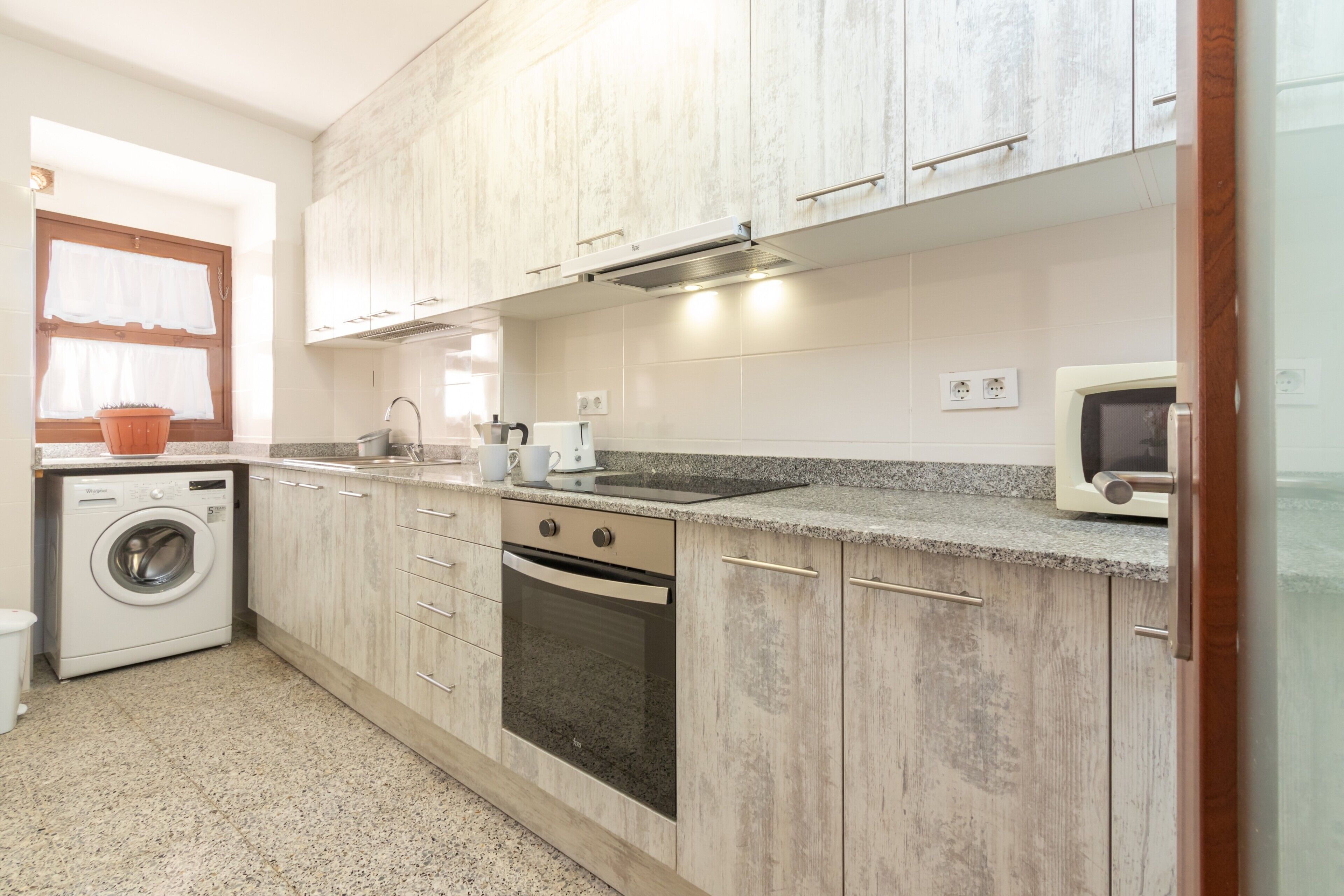 雪櫃、微波爐、焗爐、爐具