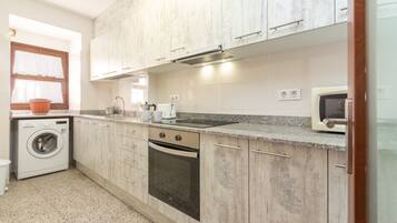 雪櫃、微波爐、焗爐、爐具