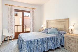 2 bedrooms, iron/ironing board, free WiFi, bed sheets - Apartment 'Can Lopits' with Balcony and Wi-Fi (L'Escala)