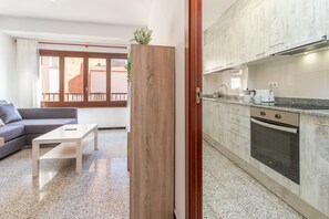 Frigorífico, microondas, horno y placa de cocina