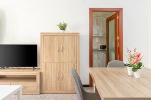 Dining - Apartment 'Can Lopits' with Balcony and Wi-Fi (L'Escala)