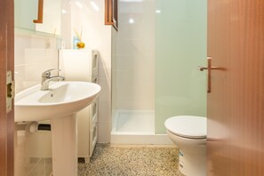 Shower, hair dryer, towels - Apartment 'Can Lopits' with Balcony and Wi-Fi (L'Escala)