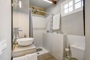 Douche, sèche-cheveux, serviettes fournies