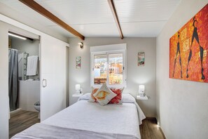 1 slaapkamer, een strijkplank/strijkijzer, gratis wifi, beddengoed