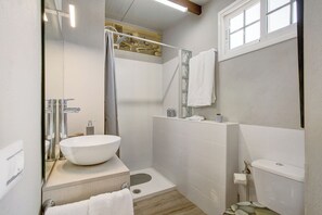 Een douche, een haardroger, handdoeken