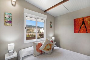 1 slaapkamer, een strijkplank/strijkijzer, gratis wifi, beddengoed