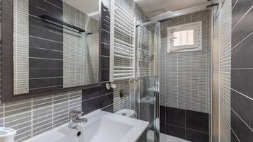 Ducha, secador de pelo y toallas