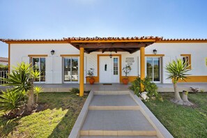 Exterior - Villa 'Oliveira' with private pool, private garden and Wi-Fi (Aljezur)