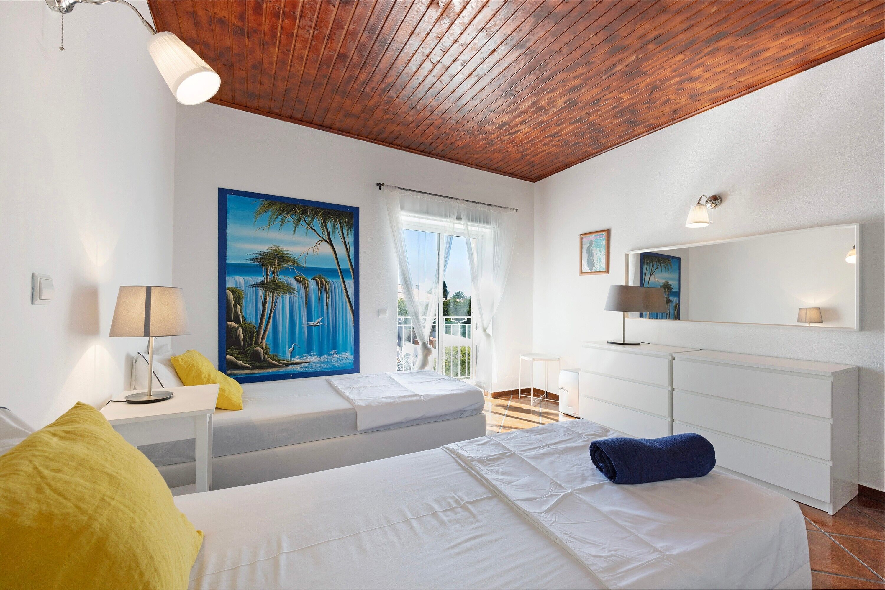 4 bedrooms, iron/ironing board, free WiFi, bed sheets