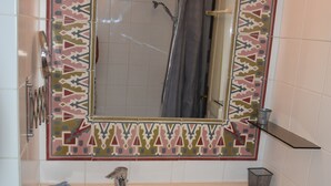 Shower, hair dryer, towels, soap - Lovely self-contained studio with terrace near Aix. Pets allowed (Aix-en-Provence)