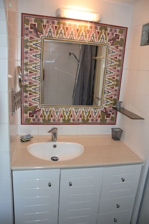 Dusj, hårføner, håndklær og såpe