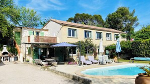 A two-story house with a swimming pool, outdoor seating, and a barbecue area. - Lovely self-contained studio with terrace near Aix. Pets allowed (Aix-en-Provence)