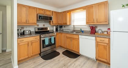 65 - 5BR - Randolph Elegant Haven near Dog Park