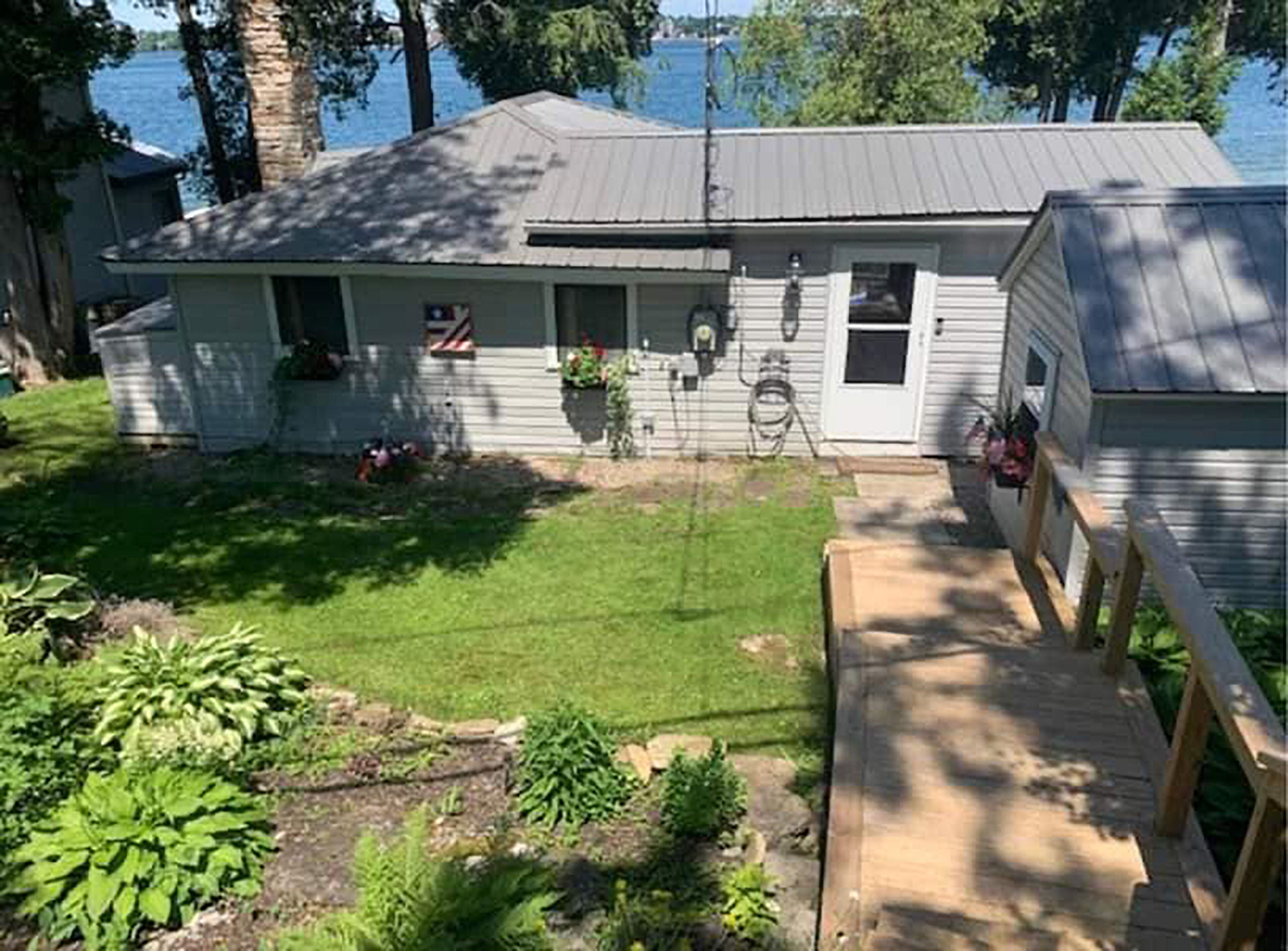 2 Bedroom seasonal Cottage/Camp on the St Lawrence River -sleeps 6.