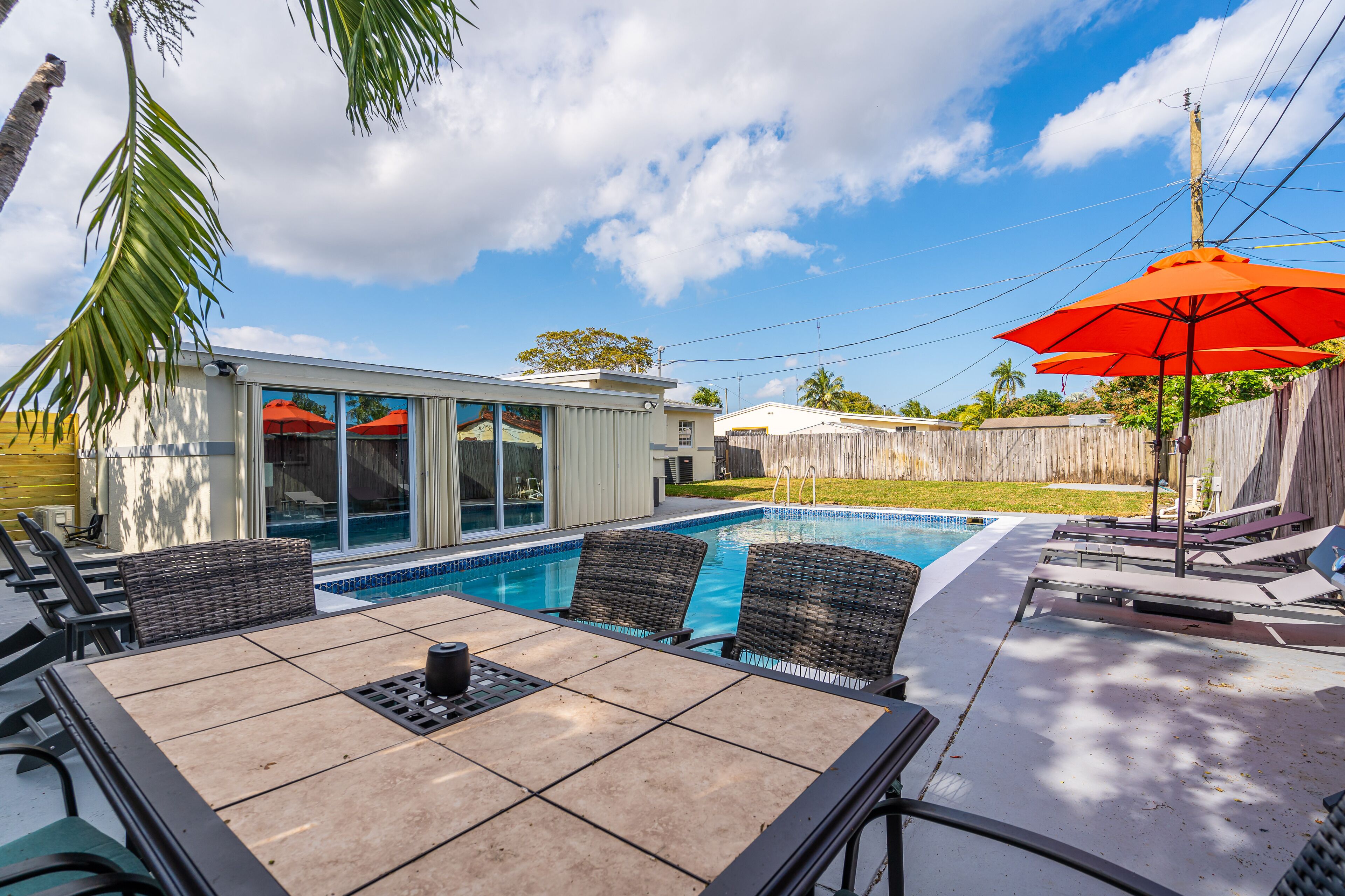 Oasis Vacation Home 4BR, Private Pool and Backyard