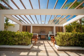 Outdoor dining - Beautiful condo with pool view and private patio. Premier location near beach (Punta Cana)