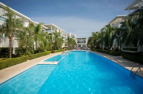 Outdoor pool - Beautiful condo with pool view and private patio. Premier location near beach (Punta Cana)