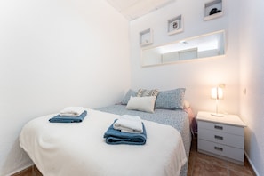 1 slaapkamer, een strijkplank/strijkijzer, gratis wifi, beddengoed