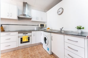 Een koelkast, een magnetron, een oven, een koffiezetapparaat/waterkoker