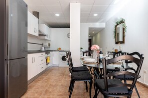 Een koelkast, een magnetron, een oven, een koffiezetapparaat/waterkoker