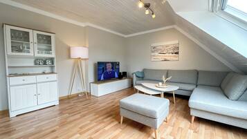 Fernseher, Tischtennisplatte, Stereoanlage