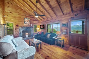 Smart TV, fireplace, table football, books - 3 Dogs! Fenced Yard-Hot Tub-Mountain View-Hikes out the door-Game Room-King Beds (Blue Ridge)