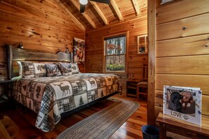 2 bedrooms, desk, iron/ironing board, travel crib - 3 Dogs! Fenced Yard-Hot Tub-Mountain View-Hikes out the door-Game Room-King Beds (Blue Ridge)