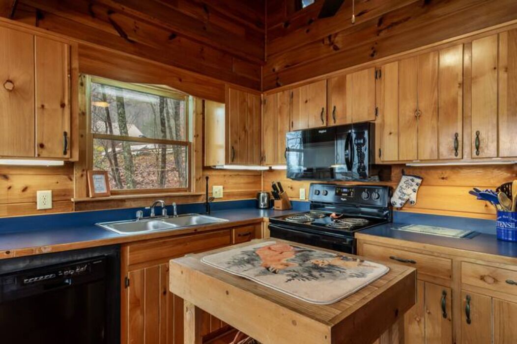 *Dog-friendly (3 dogs)*Fenced Yard*Mountain View*Hot Tub*Wifi*Game Room*Fire Pit