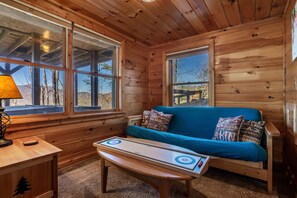 Smart TV, fireplace, table football, books - 3 Dogs! Fenced Yard-Hot Tub-Mountain View-Hikes out the door-Game Room-King Beds (Blue Ridge)