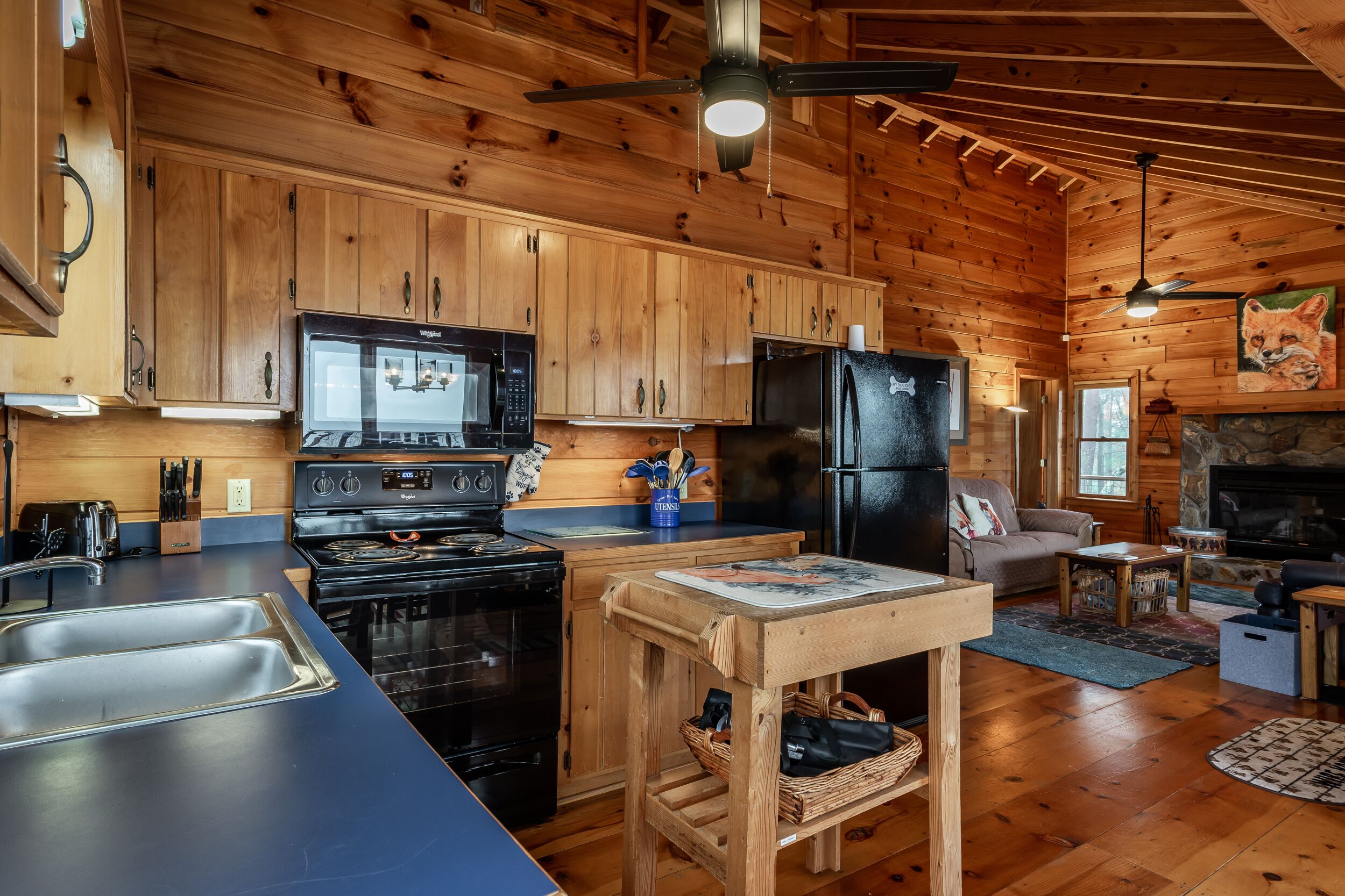 *Dog-friendly (3 dogs)*Fenced Yard*Mountain View*Hot Tub*Wifi*Game Room*Fire Pit