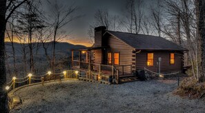 Exterior - 3 Dogs! Fenced Yard-Hot Tub-Mountain View-Hikes out the door-Game Room-King Beds (Blue Ridge)