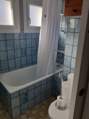 Douche, séchoir à cheveux, serviettes fournies