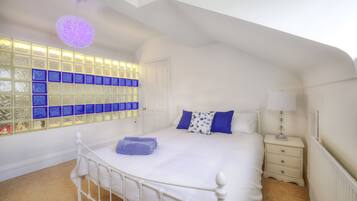 4 bedrooms, desk, travel cot, WiFi