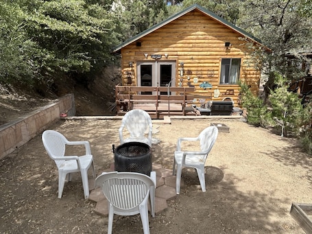 Outdoor dining. “Cassie’s Cabin”Cozy cabin in Crown King