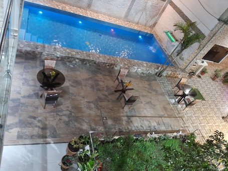 Una piscina al aire libre de temporada
